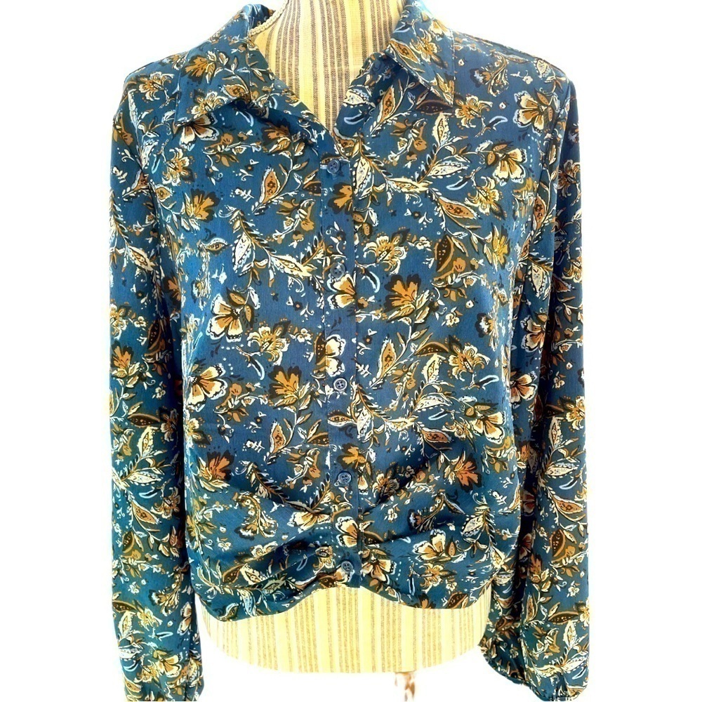 𝅺DREW top, size L, cute pleated detail in front and elastic banded back waist